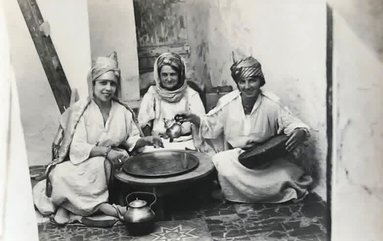 جلسة شاي وجدية سنة1920.